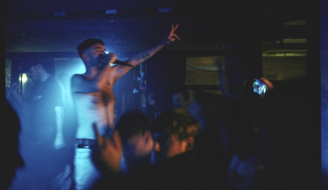 26 Café V lese, Domo